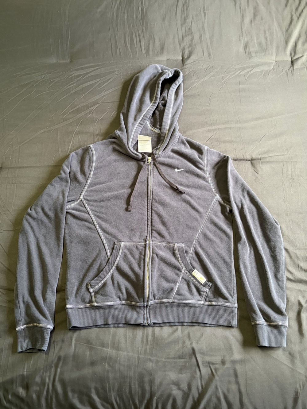 Y2K 2000s Nike black zip up hoodie w/white stitching. Size L.
